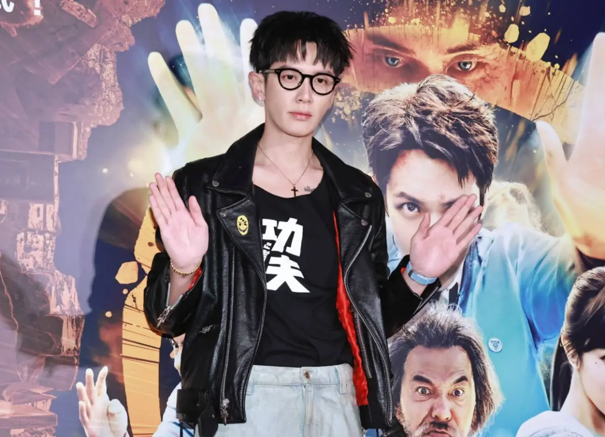 ▲柯震東扭傷，坦言感覺「腳踝鬆掉」，雖然過了3、4個月，驚吐韌帶好不了，除非去動手術，不過他暫不開刀有苦衷，因為有片子的宣傳和新系要忙，他也自稱靠醫美才能在銀幕上凍齡扮演高中男生。（圖／記者吳翊緁攝）