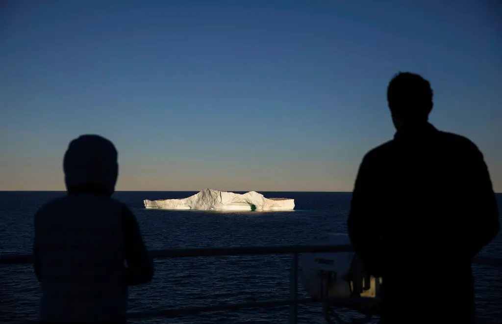 ▲ 北極地區具有極高的戰略價值及礦產資源，引發美中俄數十年來的角力。圖為研究員在觀察冰山。(圖/美聯社/達志影像)。