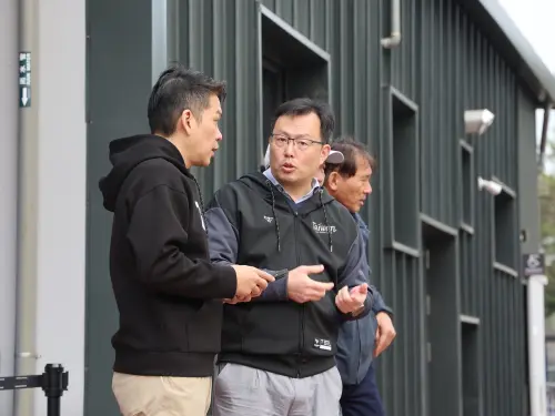 ▲ 高雄市左楠區立委李柏毅和中華職棒會長兼立法委員蔡其昌、運動部次長鄭世忠前往關心世界棒球經典賽選手現況。（圖／立委李柏毅辦公室提供）