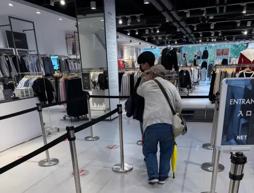 ▲NET店員站在前方，讓阿公能夠扶著自己的肩膀，且配合對方緩慢移動。（圖／Threads@wen.wen6666授權提供）