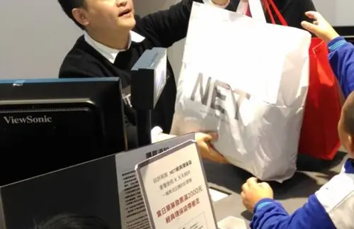 ▲NET每年都會為了家扶兒少進行封館，讓孩子們能夠不受價格約束，開心、自由挑選喜歡的衣物。（圖／屏東家扶中心臉書）