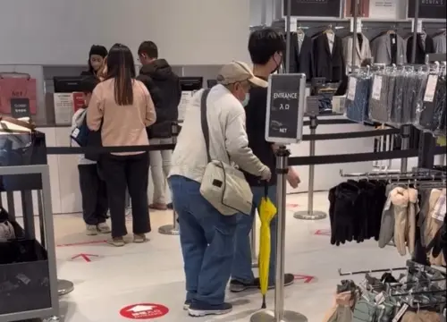 阿公行動不便逛NET！店員「借肩膀當拐杖」暖炸　眾飆淚：快加薪
