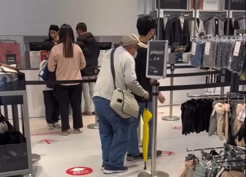 阿公行動不便逛NET！店員「借肩膀當拐杖」暖炸　眾飆淚：快加薪