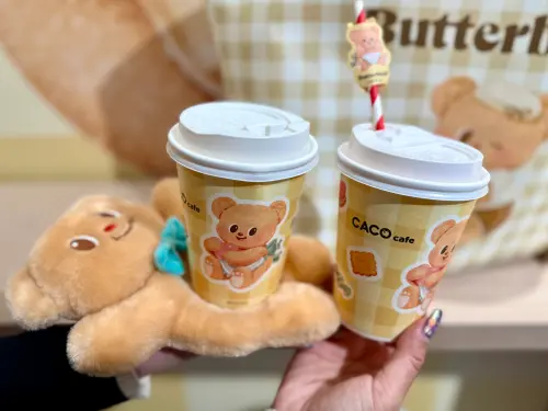 ▲飲料還附有吸管與插卡；旁邊「毛絨杯墊」意外吸睛。（圖／記者蕭涵云攝）