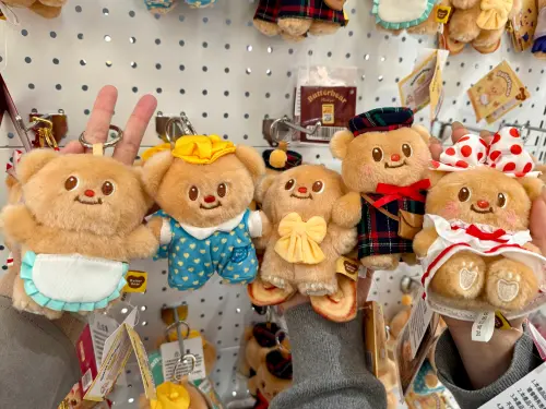 ▲Butterbear奶油小熊「娃娃吊飾」造型超多選擇。（圖／記者蕭涵云攝）