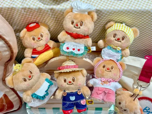 ▲Butterbear奶油小熊盲盒，試手氣抽出頭戴廚師帽、仙女皇冠、野餐草帽等穿搭。（圖／記者蕭涵云攝）