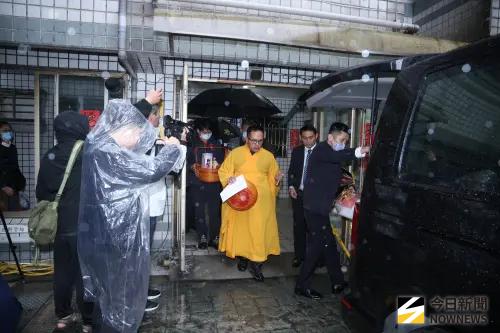 場面哀戚！家屬重返火場舉行招魂儀式　弟捧詹能傑靈位
