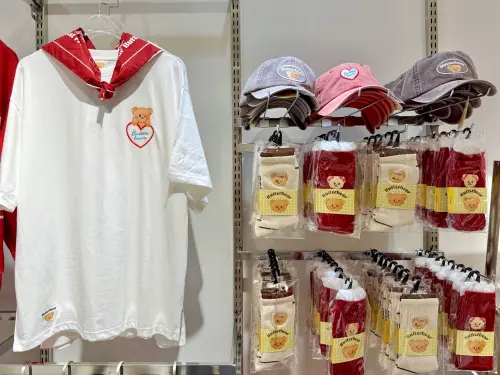 ▲電繡老帽和襪款都很受歡迎，一旁的T恤還幫大家配好領巾造型。（圖／記者蕭涵云攝）