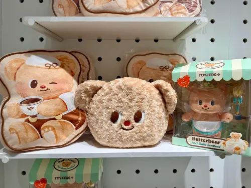 ▲Butterbear奶油小熊毛茸茸各種療癒。（圖／記者蕭涵云攝）