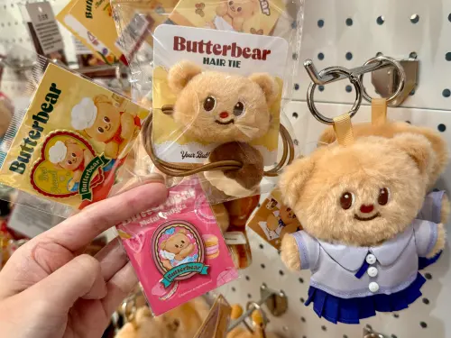 ▲徽章、髮飾可愛小物。（圖／記者蕭涵云攝）