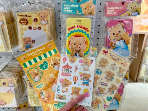 ▲還有好多貼紙、便條紙等文具等大家來挖寶。（圖／記者蕭涵云攝）