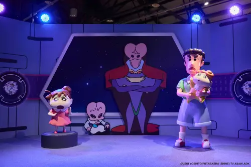 ▲日本原創漫畫《蠟筆小新》35周年特展登台，圖為外星太空船場景。（圖／蠟筆小新展提供）