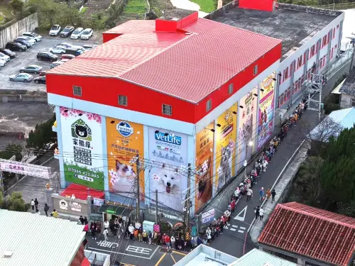 ▲淡水無極天元宮斜對面的「家熊厚」場域，2月15日小年夜至21日大年初五，舉辦「 Pet Zoo 櫻花市集－毛孩走春生活節」，邀民眾櫻花季走春去。（圖／業者提供）