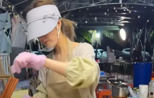 趙露思不當藝人了？素顏現身夜市擺攤　賣28元點心還送粉絲糖葫蘆
