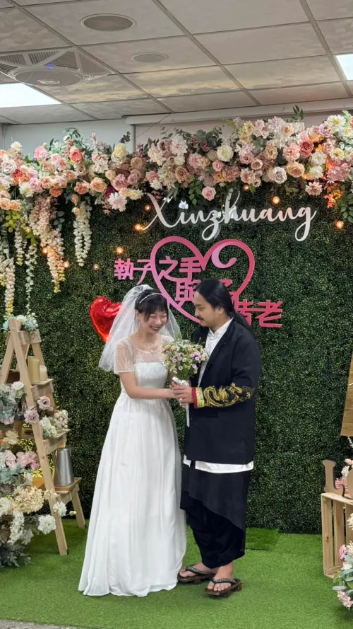 ▲幻術大仙曬出在戶政事務所登記結婚的照片。（圖／幻術大仙-Daxien the illusionist 臉書）