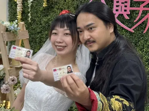 網紅幻術大仙宣布結婚！昔靠魔術三仙歸洞爆紅　踩木屐牽老婆登記
