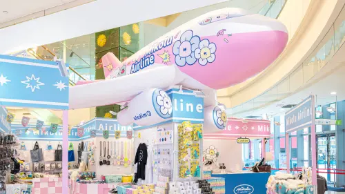▲「mikolu Airline 航空主題限定店」現場不僅有超吸睛的 4 米高巨型飛機高掛空中，入口處更設置大型花盆與阿蟲氣偶迎賓。（圖／夢時代提供）