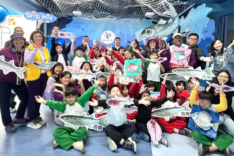 ▲高雄市政府海洋局舉辦蚵寮海洋教育戶外探索活動，從海洋教室出發走向蚵寮漁村走讀海洋文化，期以走讀方式認識海洋環境。(圖／高雄市政府海洋局提供)