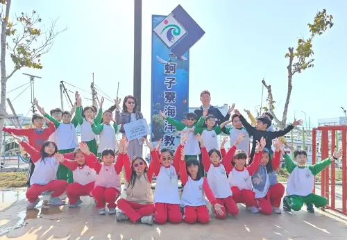 ▲高雄市政府海洋局舉辦蚵寮海洋教育戶外探索活動，蚵寮國小校長方珮玲帶領40位師生參與。(圖／高雄市政府海洋局提供)