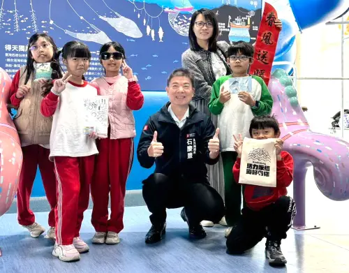 ▲高雄市政府海洋局局長石慶豐和參與學童互動熱絡。(圖／高雄市政府海洋局提供)