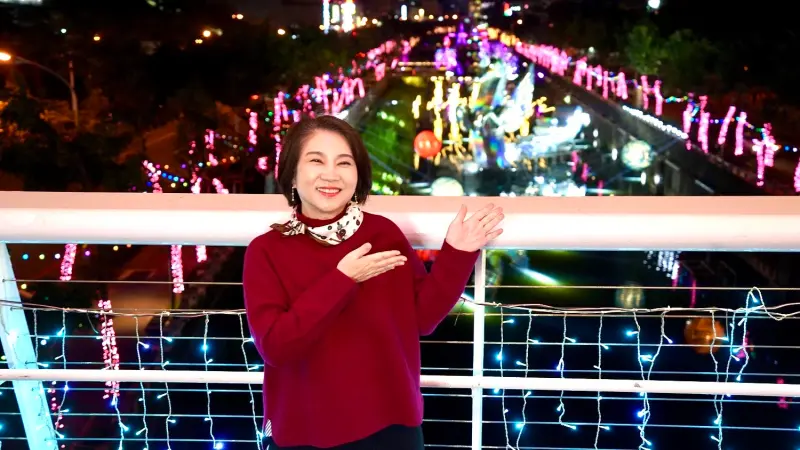 ▲周春米邀率先體驗萬年溪燈區，主燈作品「騰光」以駿馬躍出水面的瞬間為靈感。（圖／屏東縣府提供）