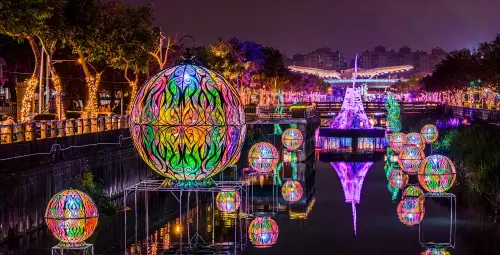 ▲萬年溪燈區透過整體光環境營造，巧妙融合溪流生態、城市記憶與在地文化。（圖／屏東縣府提供）