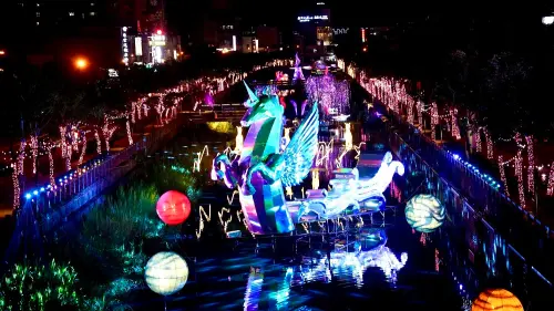 ▲以「光馳萬年」為主題，將駿馬奔馳的動態意象轉化為流動光影。（圖／屏東縣府提供）