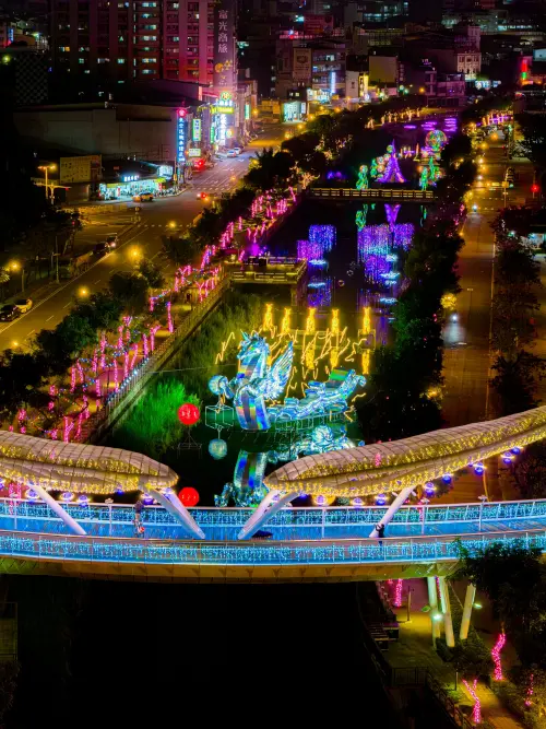 ▲萬年溪燈區以「起步、努力、收成、圓滿」為光影軸線，串聯多組燈飾意象。（圖／屏東縣府提供）