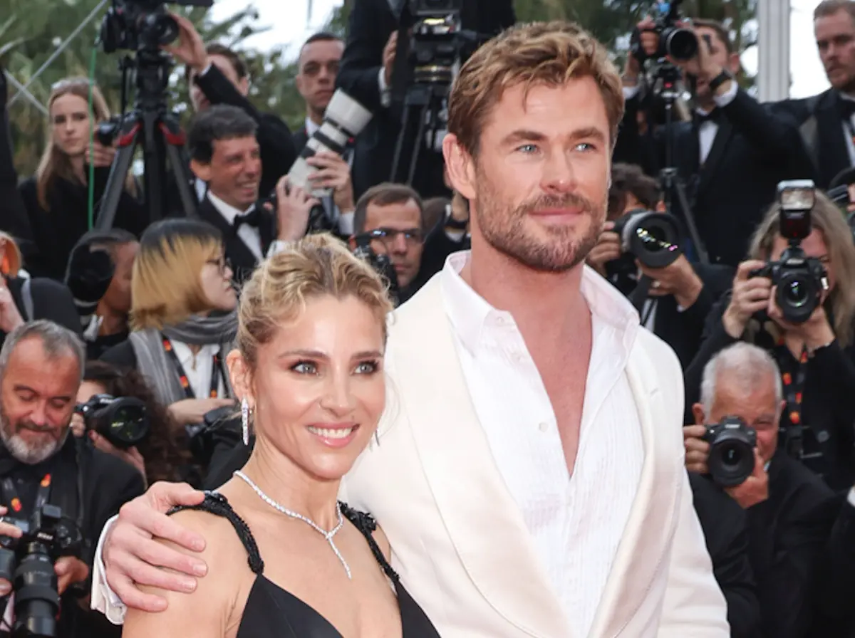 ▲漫威英雄片中的「雷神索爾」克里斯漢斯沃（右）婚姻即將告終？他又被唱衰為了拚事業無法顧家庭，戲拍個不停，和妻子艾兒莎巴塔奇（左）聚少離多，影響感情。（圖／美聯社／達志影像）