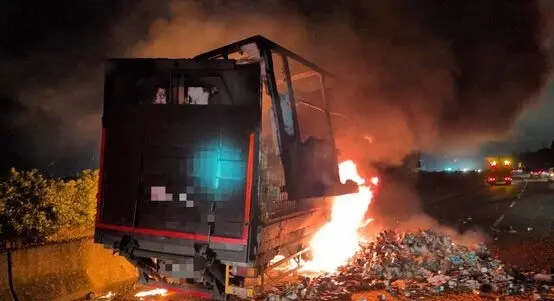 ▲ 國道一號南下新竹路段22日晚間一輛載運飲料的貨車起火，消防局迅速派員搶救，幸好無人受困傷亡，但也造成車流一度回堵。（圖／翻攝畫面）