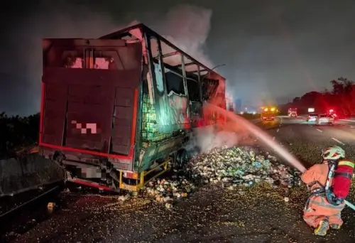 ▲ 國道一號南下新竹路段22日晚間一輛載運飲料的貨車起火，消防局迅速派員搶救，幸好無人受困傷亡，但也造成車流一度回堵。（圖／翻攝畫面）