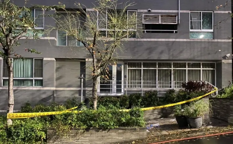 ▲▲新北淡水自強路社區22日晚間傳出墜樓事件，30歲女子倒臥花圃，頭部重創、無生命徵象，送淡水馬偕急救。（圖／翻攝畫面）