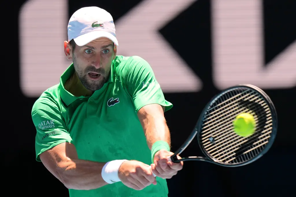 ▲尋求賽會第11冠與生涯第25座大滿貫獎盃的球王喬科維奇（Novak Djokovic），在第二輪比賽中以壓倒性姿態，以6：3、6：2、6：2擊敗義大利資格賽選手馬斯特雷利（Francesco Maestrelli），輕鬆挺進第三輪。（圖／美聯社／達志影像）