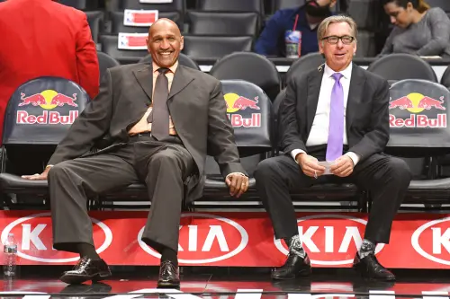 ▲身為死忠湖人迷的麥克唐納（Bill MacDonald）轉播了科比81分之戰，並與蘭茨（Stu Lantz）搭檔。（圖／美聯社／達志影像）