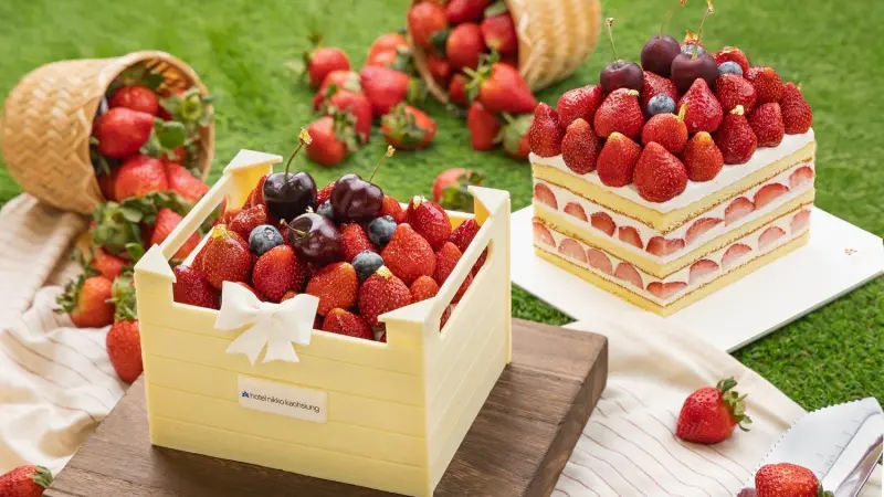 ▲ 「農夫的草莓籃」設計靈感源自於豐收的喜悅，蛋糕外層以自製白巧克力，巧手打造成草莓籃造型，完美復刻產地直送的鮮甜與視覺驚喜。（圖／高雄日航酒店提供）