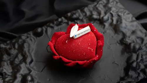 ▲專為情人節打造的「花語情書」外觀展現精湛的巧克力工藝，將巧克力手工捏製成片片花瓣，溫柔地包裹住蛋糕體。（圖／高雄日航酒店提供）