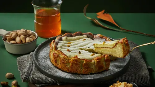 ▲起士公爵今年春節打造推出三款話題甜點，包含新品「奶蓋開心果熟成巴斯克」。（圖／起士公爵提供）