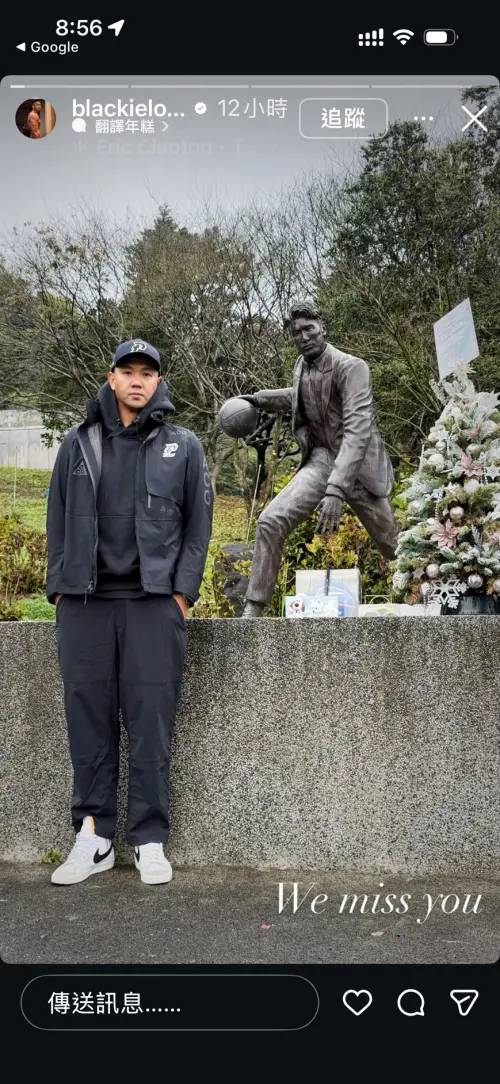 ▲陳建州和老友高以翔的紀念銅像合照。（圖／黑人陳建州臉書）