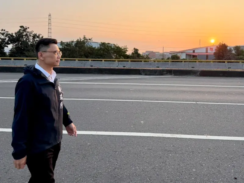 ▲民進黨立委、高雄市長參選人賴瑞隆曬出日出工作照。（圖／取自賴瑞隆臉書）