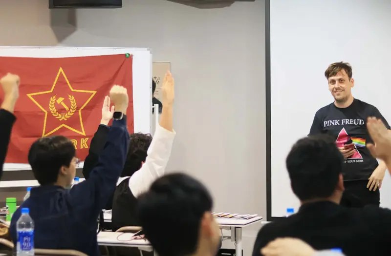 ▲「台灣革命共產黨」21日宣布，全台各地及國際組織革命共產國際（RCI）總部的同志，17、18日聚集在台北召開創黨大會，大會最後全體同志通過議案：正式成立「台灣革命共產黨」。（圖／翻攝火花 - 台灣革命共產黨Threads）