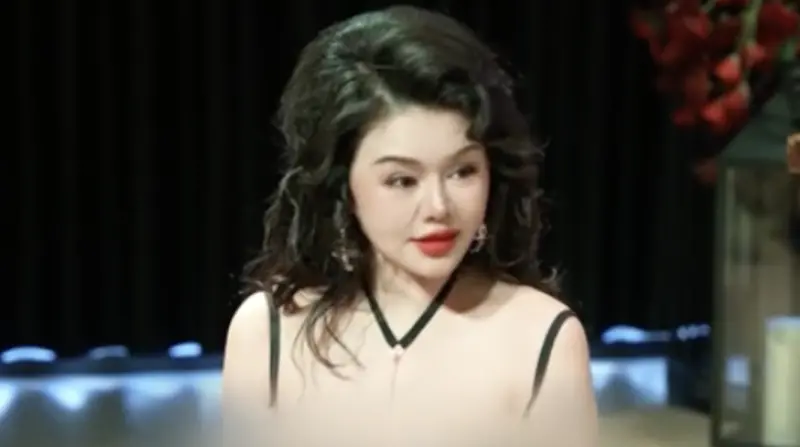 ▲「中國性商教母」周媛（如圖）以「身體形成一個X型」爆紅，主打傳授提升女性魅力、性學知識的「黑白顛性商學院」受到關注，近日她被爆過往大尺度實戰教學性愛影片，「培訓小三」流言紛飛，社群遭到停權。（圖／翻攝自周媛抖音）