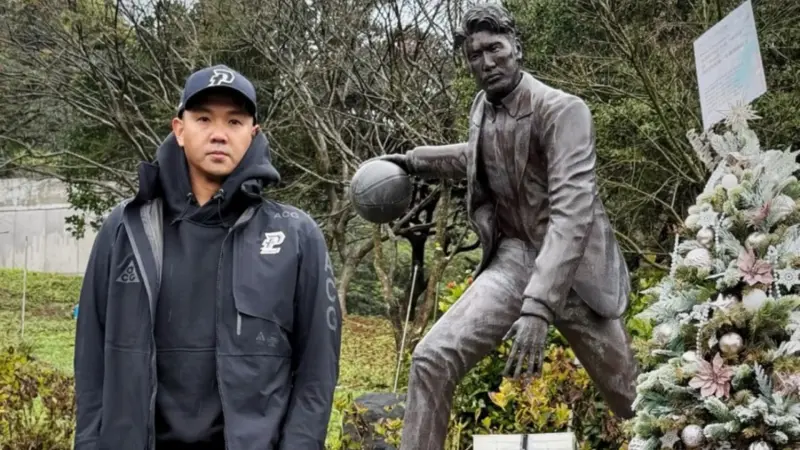 ▲黑人陳建州親自前往金山，與已故好友高以翔的紀念銅像合照。（圖／陳建州 Blackie Chen IG）
