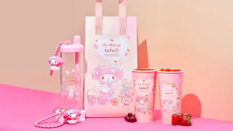 ▲CoCo都可聯名美樂蒂，1月26日起開賣2款聯名紙杯搭配莓好雙果茶、立體公仔吊飾環保杯，保溫袋19元起、指定消費免費送泡泡貼紙，周邊商品價格一覽，「買一送一」月底手搖飲料優惠推薦。（圖／CoCo都可cocofreshtea.ca）