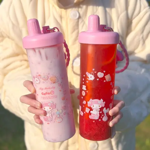 ▲左起：CoCo「莓好雙果牛乳」、「莓好雙果茶」裝在美樂蒂聯名吊飾環保杯裡好夢幻。（圖／CoCo都可cocofreshtea.ca）