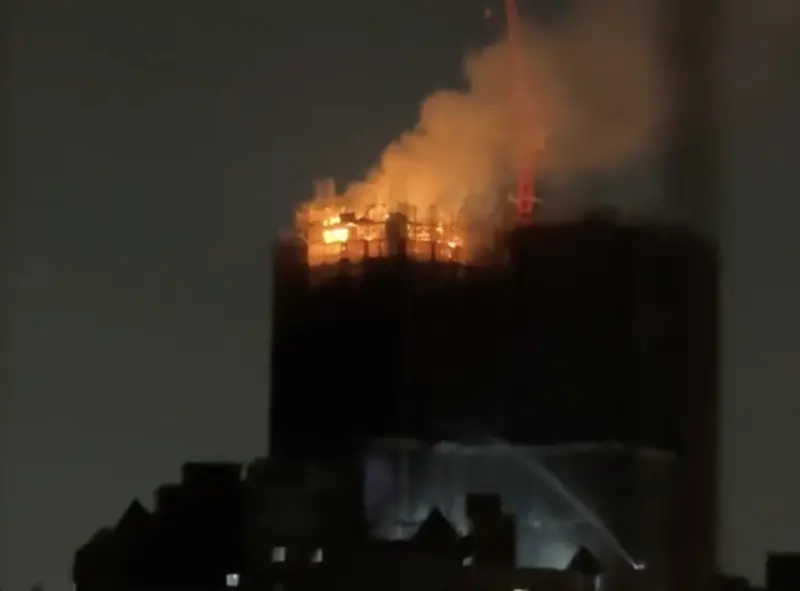 ▲高雄市鼓山區裕誠路一處興建中的豪宅大樓今日凌晨驚傳火警。（圖／翻攝高雄美食地圖臉書）