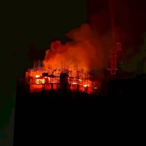 ▲高雄市鼓山區裕誠路一處興建中的豪宅大樓今日凌晨驚傳火警。（圖／翻攝高雄美食地圖臉書）