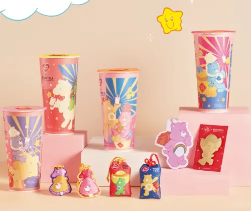 ▲五桐號新春聯名Care Bears彩虹熊，應景小馬聯名紙杯、香氛片、開運御守周邊商品。（圖／翻攝自五桐號FB）