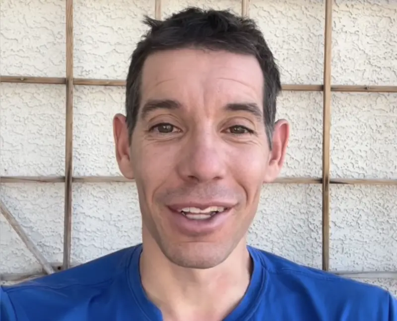 ▲攀岩界傳奇霍諾德（Alex Honnold）即將在Netflix全球直播中徒手挑戰508公尺高的台北101。真正的難點在於極度單調的重複性以及對玻璃摩擦力的信任，而台灣潮濕的天氣，對於攀爬說不定是有幫助的。（圖／IG@alexhonnold）