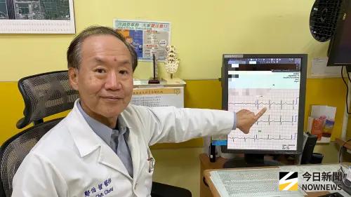 ▲心臟外科醫師鄭伯智說明，患者接受手術後，要嚴密的心律監控。（圖／員榮醫院提供）