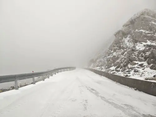 ▲整條合歡山公路鋪滿冰雪，必須加掛雪鏈通行。（圖／翻攝中橫路況交通資訊站，2026.01.23）